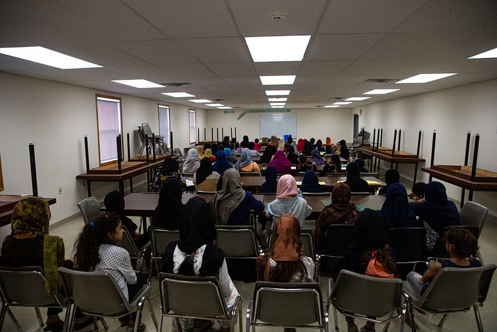 Afghan evacuees volunteer to teach fellow guests English at Fort McCoy, Wis., Sept. 20, 2021. The classes assist Afghan personnel, who are here as part of Operation Allies Welcome, as they transition to life in the United States. © Army Spc. Rhianna Ballenger