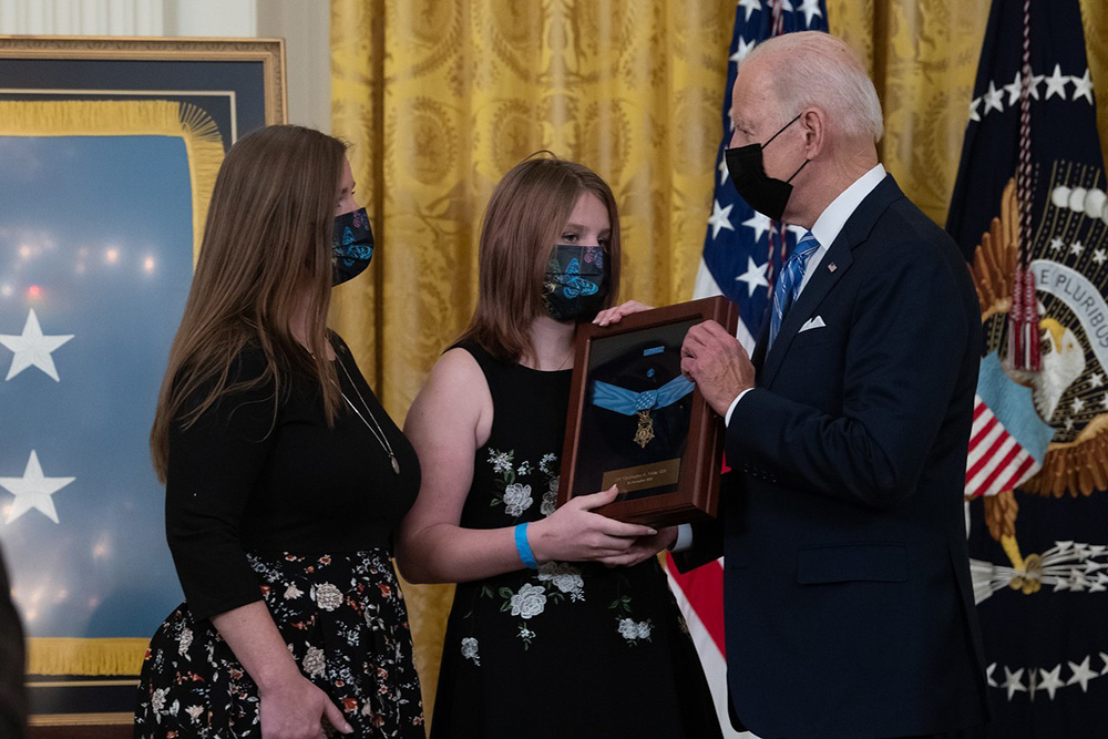 President Joe Biden presents the Medal of Honor to Katherine Celiz, left, widow of Army Sgt. 1st Class Christopher Celiz, and the couple's daughter, Shannon, during a ceremony at the White House on Dec. 16, 2021. Celiz was posthumously awarded the Medal of Honor for actions of valor during Operation Freedom’s Sentinel while serving as a battalion mortar platoon sergeant with Company D, 1st Battalion, 75th Ranger Regiment, in Afghanistan, July 12, 2018. © Laura Buchta / U.S. Army