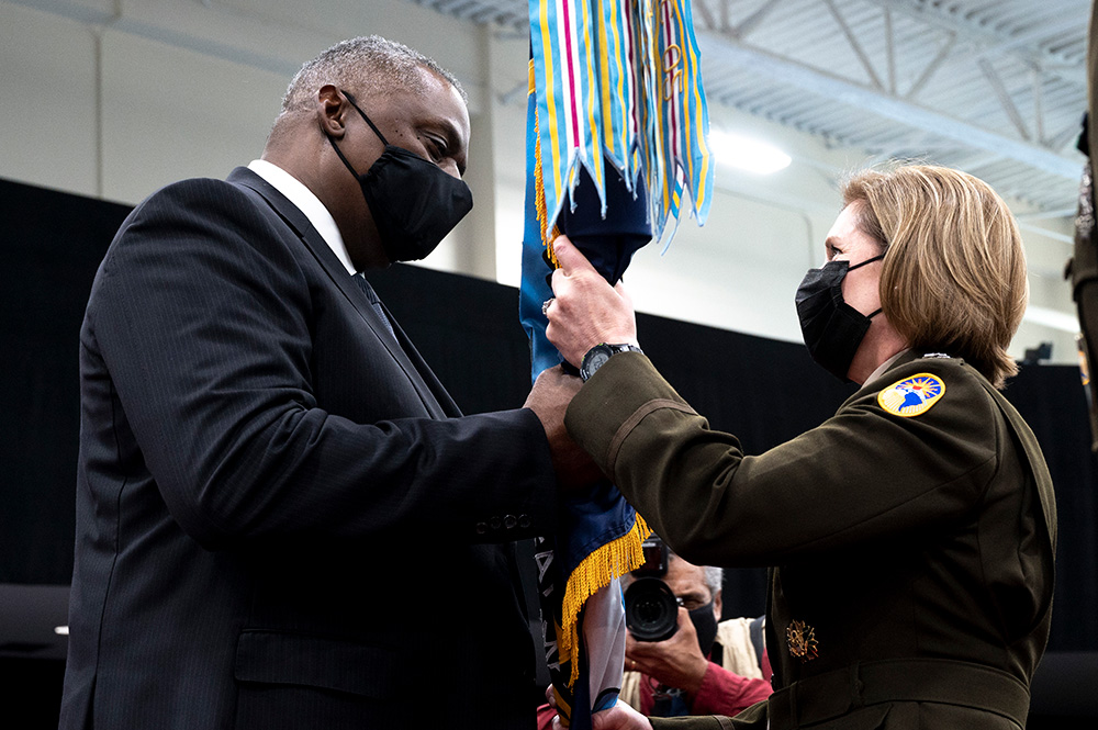 Secretary of Defense Lloyd J. Austin III, left, passes the U.S. Southern Command guidon to the incoming Southcom commander, Army Gen. Laura J. Richardson, during the SOUTHCOM change of command, Doral, Fla., Oct. 29, 2021. © Lisa Ferdinando, DOD