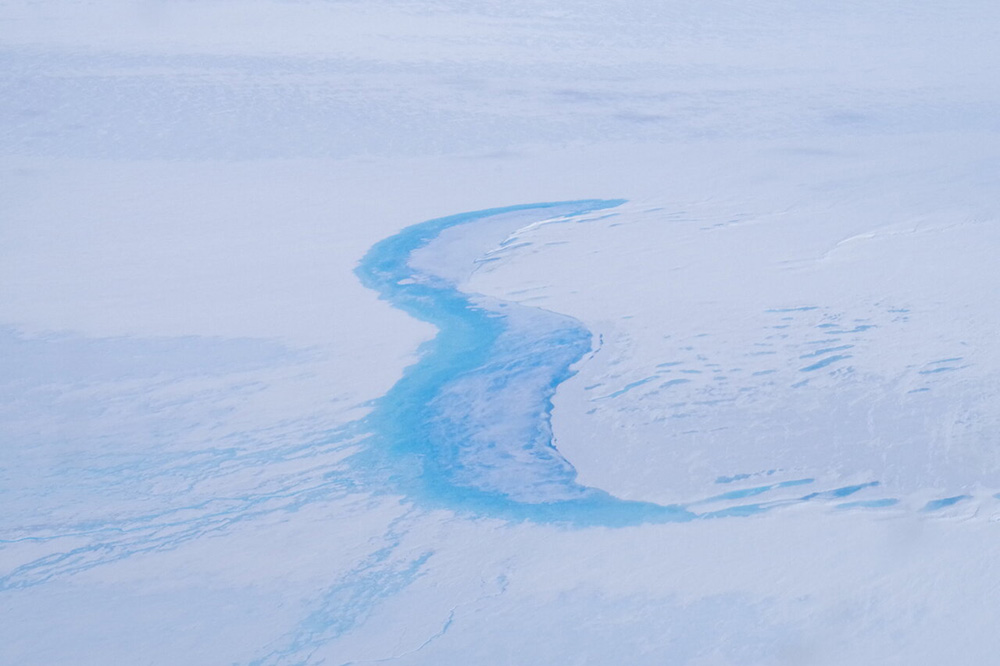 Veranos más calurosos y lagos de agua de deshielo amenazan las costas de la capa de hielo más grande del mundo.
