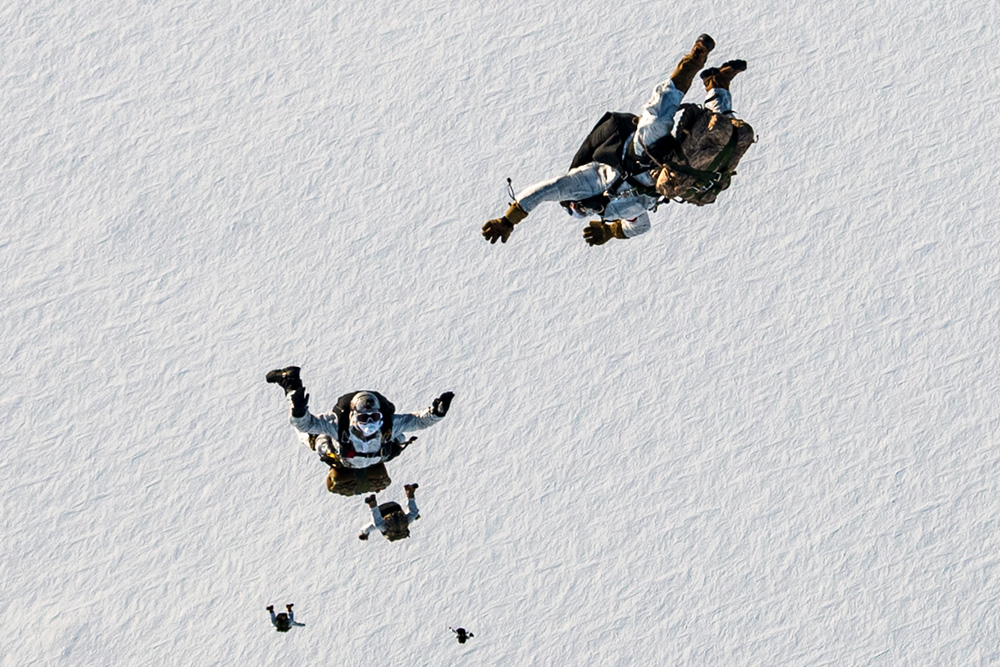 Sailors perform a high-altitude low-opening jump during Arctic Edge, a biennial homeland defense exercise, over Alaska, March 10, 2022. © Navy Petty Officer 2nd Class Trey Hutcheson