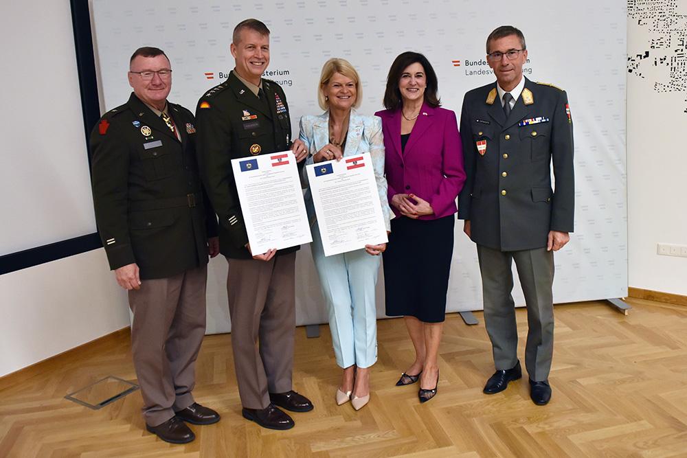 Left to right, U.S. Army Maj. Gen. Gregory Knight, Vermont’s adjutant general; U.S. Army Gen. Daniel Hokanson, chief, National Guard Bureau; Klaudia Tanner, federal minister of defense of the Republic of Austria; U.S. Ambassador to Austria Victoria Kennedy; Lt. Gen. Erich Csitkovits, training director and commandant, National Defence Academy, sign letters of intent between the Vermont National Guard and Austria, in Vienna, Austria, July 19, 2022. The Vermont National Guard also has partnerships with North Macedonia, since 1993, and Senegal, since 2008. © Army 1st Lt. Nathan Rivard