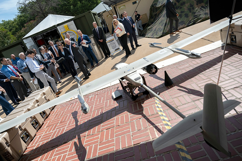 Deputy Defense Secretary Kathleen H. Hicks tours the Pentagon’s Energy Expo, which showcases emerging energy technologies to advance the combat capabilities of the Joint Force, Sept. 21, 2022. © Lisa Ferdinando, DOD