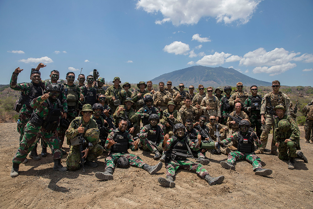 U.S. Army soldiers and Indonesian forces gather at the conclusion of a combined, live-fire exercise during Super Garuda Shield 2023 in Indonesia, Sept. 11, 2023. © DOD