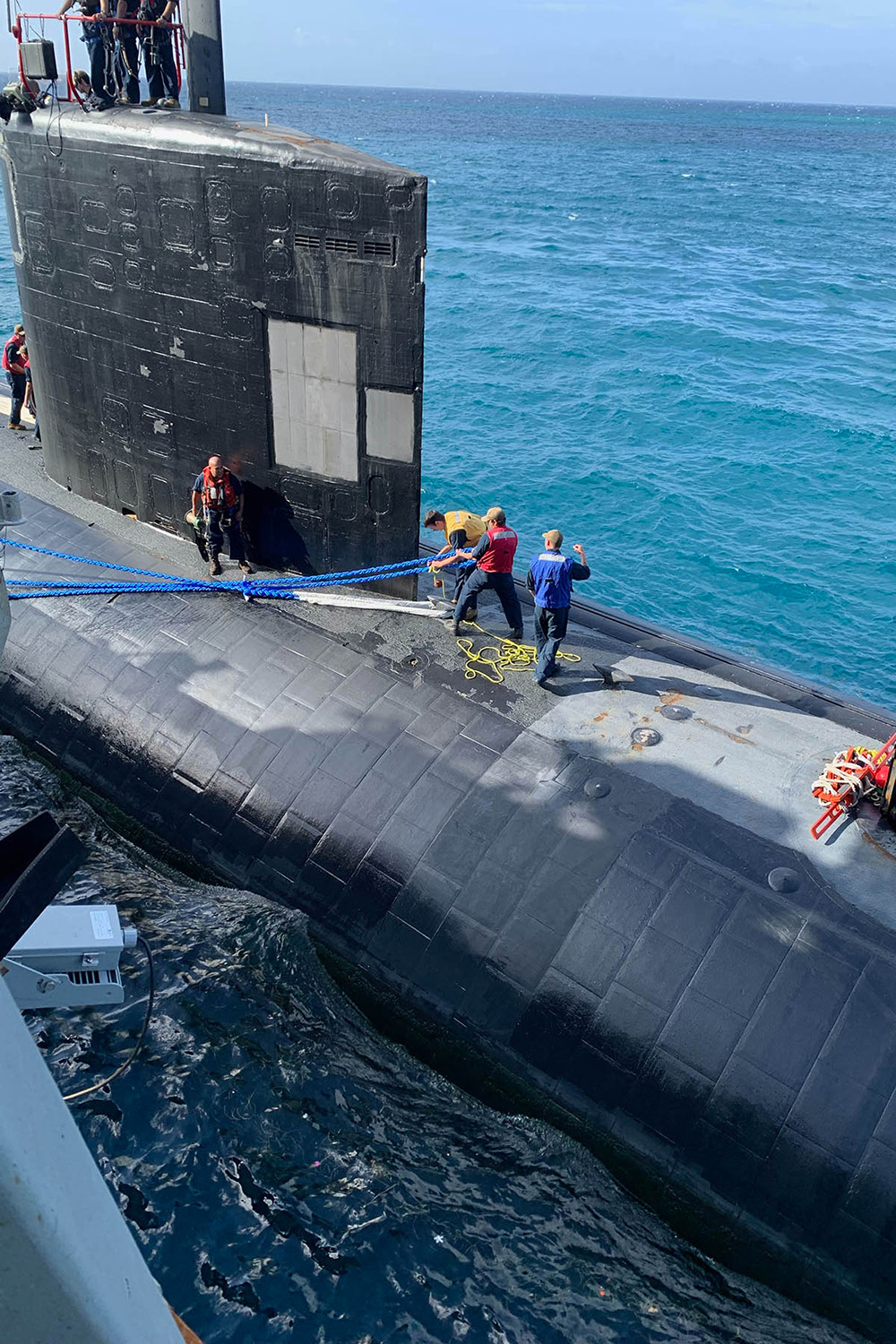 Sailors assigned to the Los Angeles-class fast-attack submarine USS Pasadena moor alongside the Arleigh Burke-class guided missile destroyer USS Cole during a port visit to Ocho Rios, Jamaica, July 28, 2023. © Navy