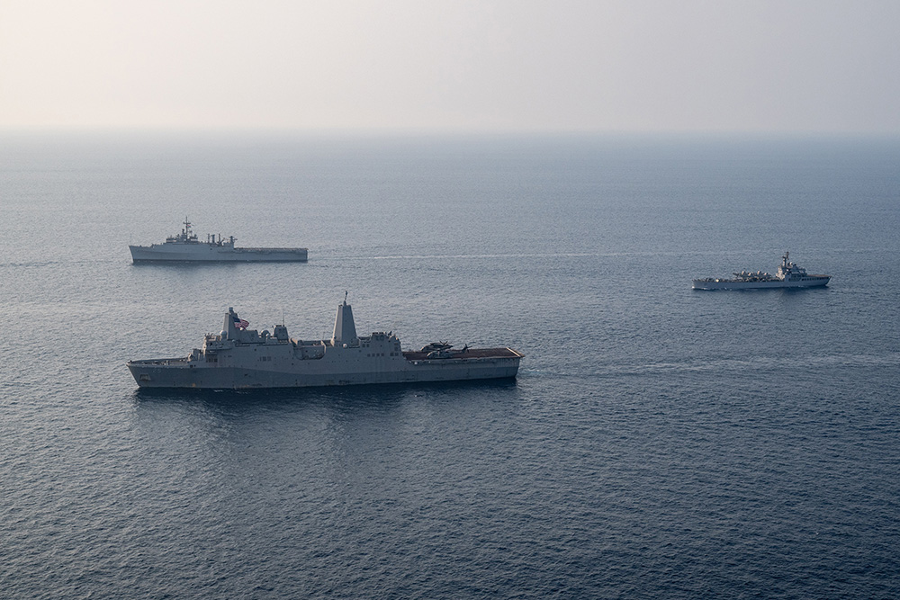 The amphibious transport dock ship USS Somerset, The Indian amphibious transport dock ship INS Jalashwa and the Indian tank landing ship INS Kesari steam in formation while underway in the Bay of Bengal, March 26, 2024. © Navy Petty Officer 2nd Class Evan Diaz