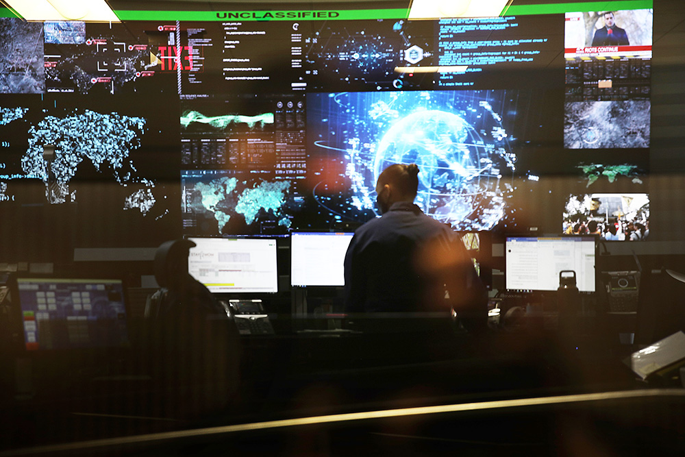 U.S. Cyber Command members work in the Integrated Cyber Center, Joint Operations Center at Fort George G. Meade, Md., April. 2, 2021. © Josef Cole, DOD