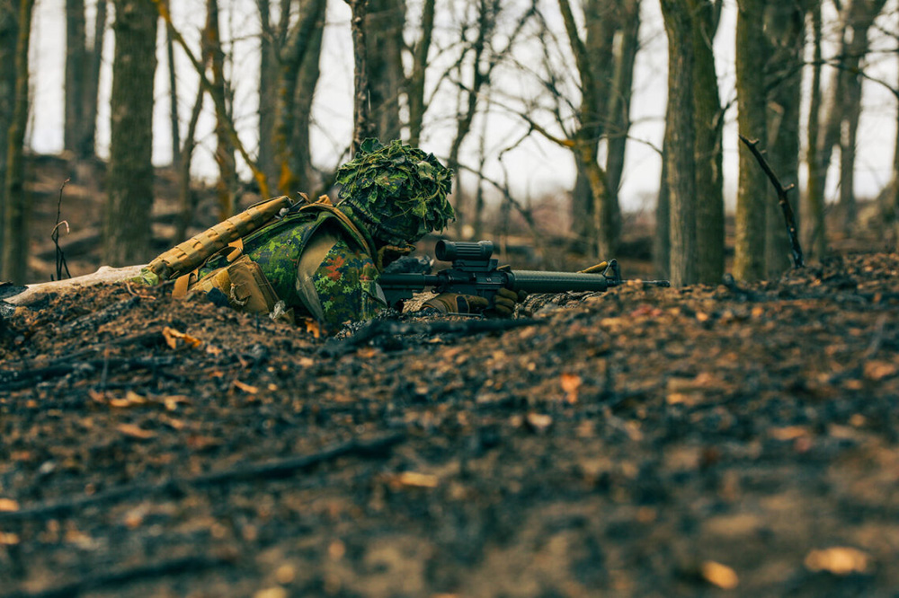 A Canadian soldier from the Lake Superior Scottish Regiment conducts live-fire squad movements at an Infantry Platoon Battle Course range at Camp Ripley Training Center in Little Falls, Minn., March 16, 2024. © Sgt. Jorden Newbanks