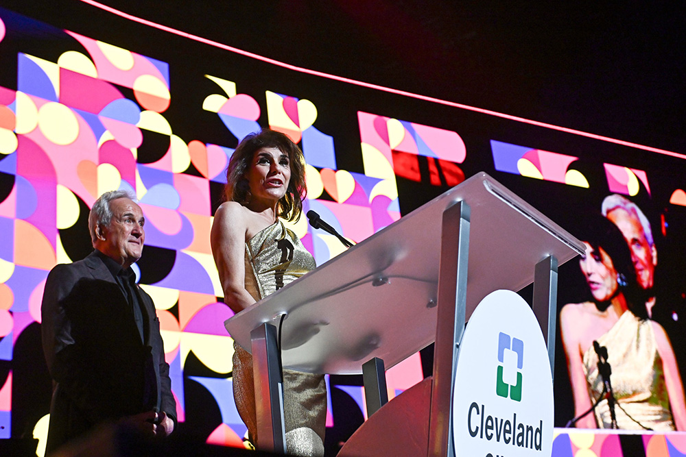 Larry Ruvo and Camille Ruvo address the crowd at the 27th annual Keep Memory Alive Power of Love gala in Las Vegas. © Bryan Steffy / Getty Images