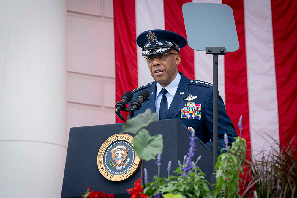 Air Force Gen. CQ Brown, Jr., chairman of the Joint Chiefs of Staff, speaks during the Memorial Day observance ceremony at Arlington National Cemetery, Arlington, Va., May 27, 2024. © Benjamin D. Applebaum, DOD