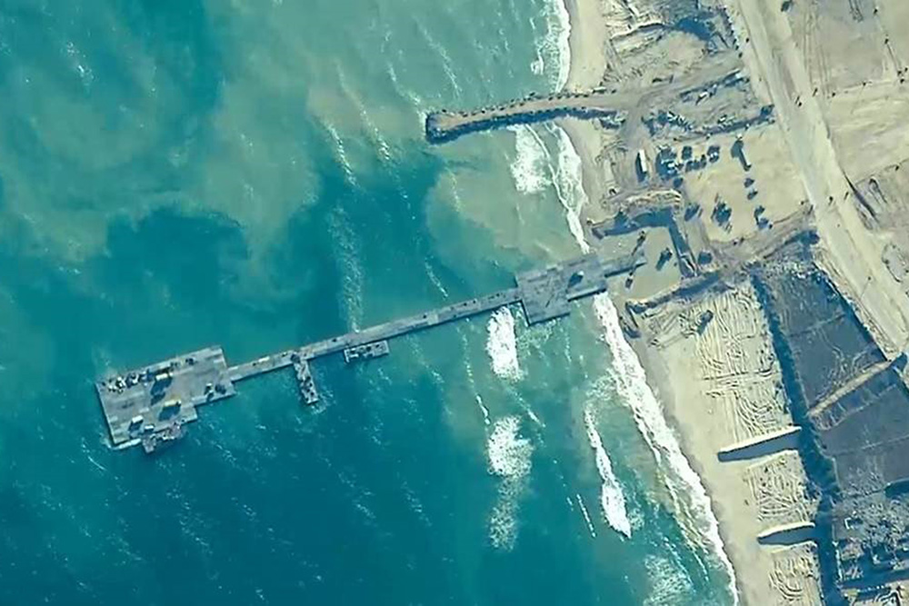 U.S. soldiers, sailors and Israeli Defense Forces emplace the Joint Logistics Over-the-Shore pier on the Gaza coast, May 16, 2024. © DOD