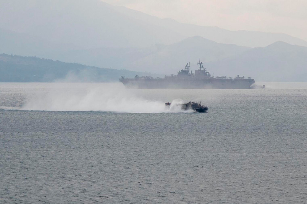 A U.S. Navy landing craft, air cushion, assigned to Assault Craft Unit 5, transits through Subic Bay during Exercise Balikatan 23 in the Subic Bay Harbor in the Philippines, , April 11, 2023. © Navy Petty Officer 1st Class Tom Tonthat