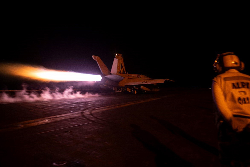 An F-18 takes off from the USS Dwight D. Eisenhower to strike Houthi targets in Yemen, Feb. 3, 2024. © U.S. Central Command