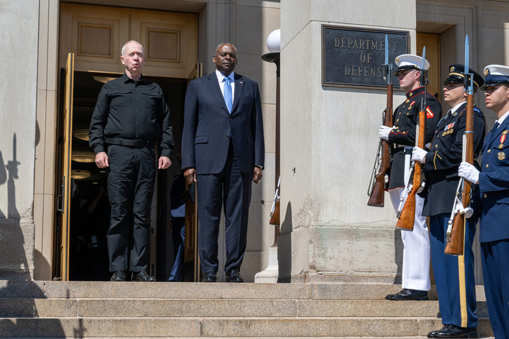 Secretary of Defense Lloyd J. Austin III stands with Israeli Defense Minister Yoav Gallant during the playing of both Israel and U.S. national anthems prior to a meeting at the Pentagon, June 25, 2024. © Air Force Tech. Sgt. Jack Sanders, DOD