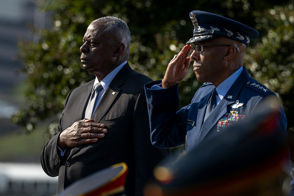 Secretary of Defense Lloyd J. Austin III and Air Force Gen. CQ Brown, Jr., chairman of the Joint Chiefs of Staff, render honors during a 9/11 Pentagon Observance Ceremony at the Pentagon, Sept. 11, 2024. © Navy Petty Officer 1st Class Alexander Kubitza