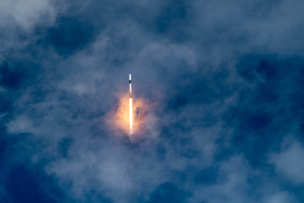 A Falcon 9 rocket launches from the Cape Canaveral Space Force Station, Fla., Sept. 28, 2024. The rocket carried Space Force Col. Nick Hague in a Dragon spacecraft that he will pilot to the International Space Station. © Space Force Senior Airman Spencer Contreras