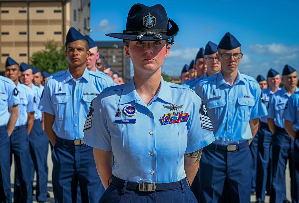 Space Force military training instructor Tech. Sgt. Ashley Smith leads a flight of guardians during the 737th Training Group’s coin and retreat ceremony at Joint Base San Antonio, Aug. 14, 2024. During the ceremony, 98 guardians received the guardian’s coin. © Jonathan Cotto, Air Force