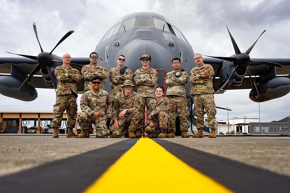 Airmen from the 27th Special Operations Wing pose for a photo in front of an AC-130J Ghostrider before a training exercise during Exercise Rim of the Pacific 2024 at Kaneohe Bay, Hawaii, July 11, 2024. © Air Force Senior Airman Mateo Parra