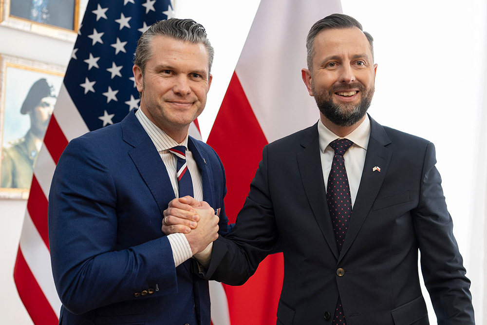 Defense Secretary Pete Hegseth participates in a bilateral exchange with Polish Deputy Prime Minister and Defense Minister Władysław Kosiniak-Kamysz in Warsaw, Poland, Feb. 14, 2025. © Navy Petty Officer 1st Class Alexander C. Kubitza, DOD