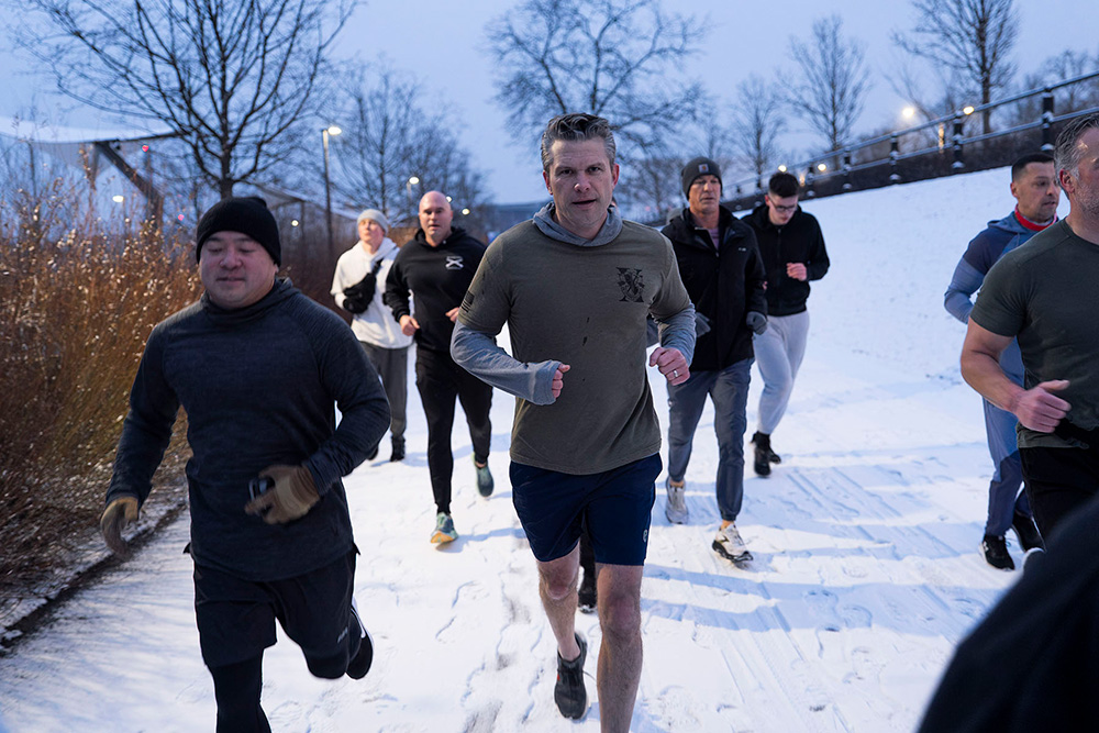 Defense Secretary Pete Hegseth participates in a morning PT session with troops stationed in Warsaw, Poland, Feb. 14, 2025. © Navy Petty Officer 1st Class Alexander C. Kubitza, DOD