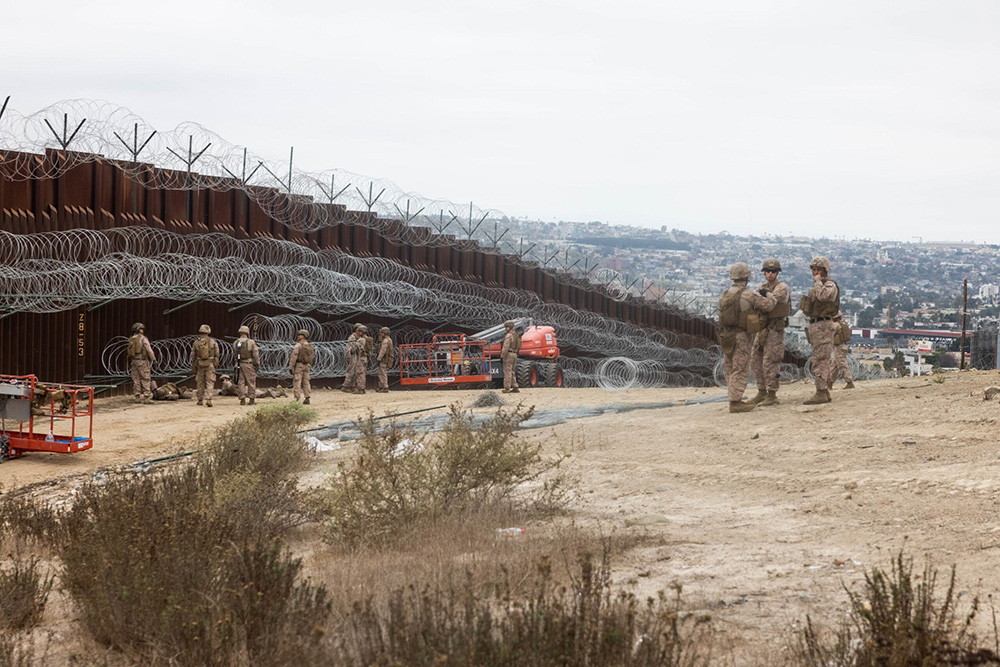 Marines assigned to the 1st Combat Engineer Battalion, 1st Marine Division, deploy concertina wire along the southern border wall near San Ysidro, Calif., Feb. 4, 2025. © Marine Lance Cpl. Caleb Goodwin