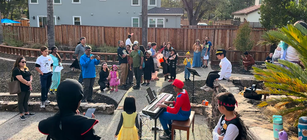 Oclef’s 2024 Halloween Costume Concert transformed music into a festive spectacle. In October, students, parents, and teachers dressed in creative costumes while performing piano outdoors, celebrating music with games, food, and a lively community atmosphere.