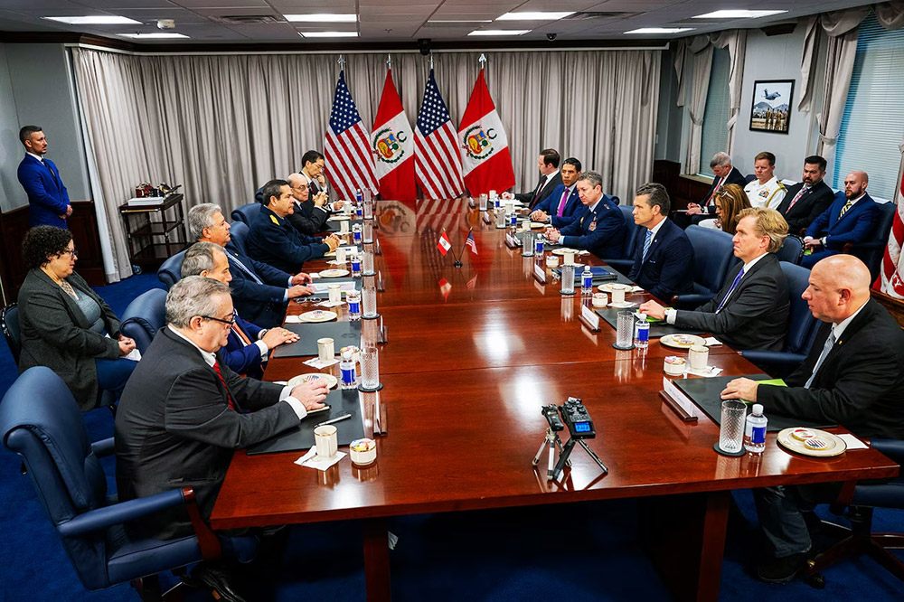 Defense Secretary Pete Hegseth, Peruvian Minister of Defense Walter Astudillo, and Minister of Foreign Affairs Elmer Schialer participate in a bilateral exchange at the Pentagon, May 5, 2025. © Navy Petty Officer 1st Class Alexander Kubitza, DOD
