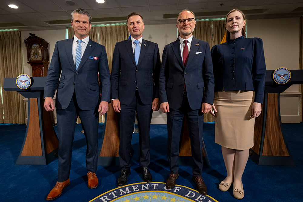 Defense Secretary Pete Hegseth holds a quadrilateral exchange with Estonian Minister of Defense Hanno Pevkur, Latvian Minister of Defense Andris Sprūds and Lithuanian Minister of Defense Dovilė Šakalienė at the Pentagon, July 25, 2025. © Navy Petty Officer 2nd Class Aiko Bongolan, DOD