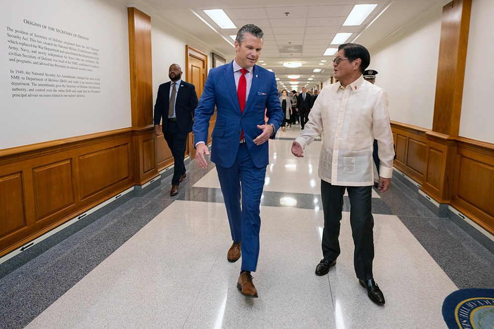 Defense Secretary Pete Hegseth walks with Philippine President Ferdinand Marcos Jr. prior to a bilateral meeting at the Pentagon, July 21, 2025. © Navy Petty Officer 1st Class Alexander Kubitza