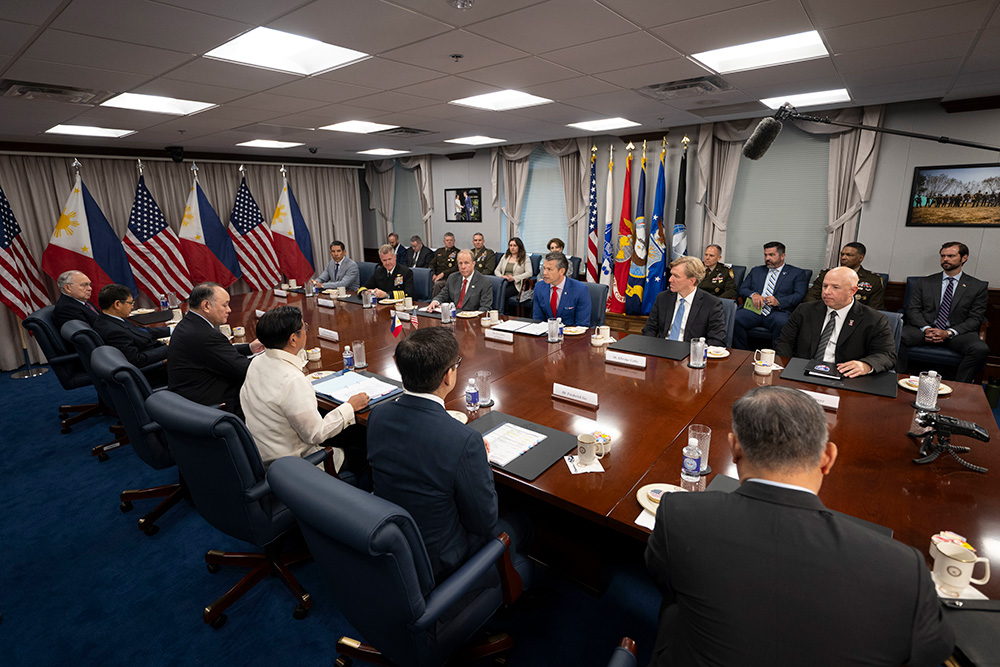 Defense Secretary Pete Hegseth holds a bilateral meeting with Philippine President Ferdinand Marcos Jr. at the Pentagon, July 21, 2025. © Navy Petty Officer 1st Class Alexander Kubitza