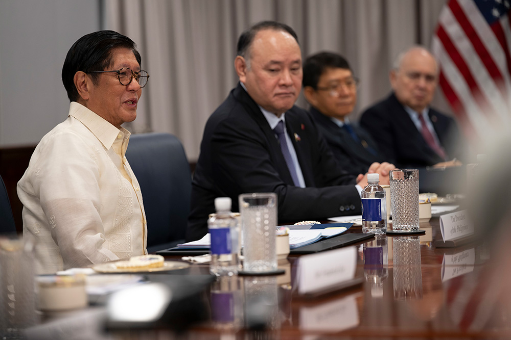 Philippine President Ferdinand Marcos Jr. speaks with Defense Secretary Pete Hegseth during a bilateral meeting at the Pentagon, July 21, 2025. © Navy Petty Officer 1st Class Alexander Kubitza
