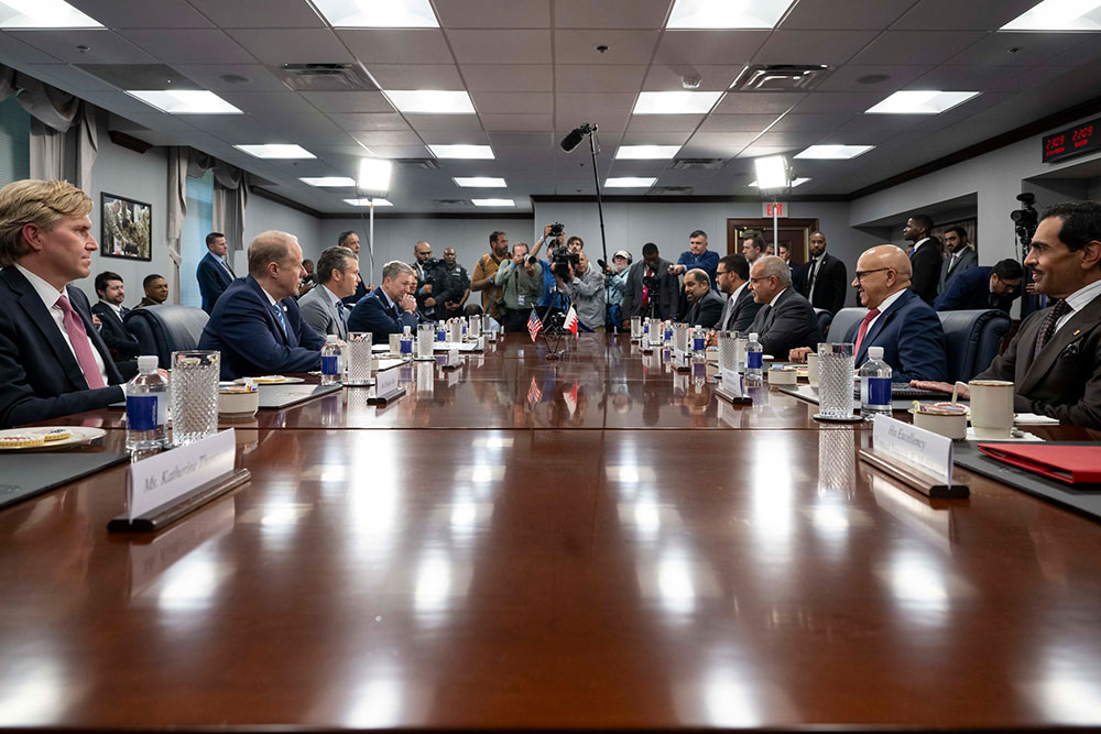 Defense Secretary Pete Hegseth holds a meeting with Bahrain Crown Prince, Prime Minister and Deputy Supreme Commander of the Armed Forces Salman bin Hamad Al Khalifa at the Pentagon, July 17, 2025. © Air Force Staff Sgt. Madelyn Keech