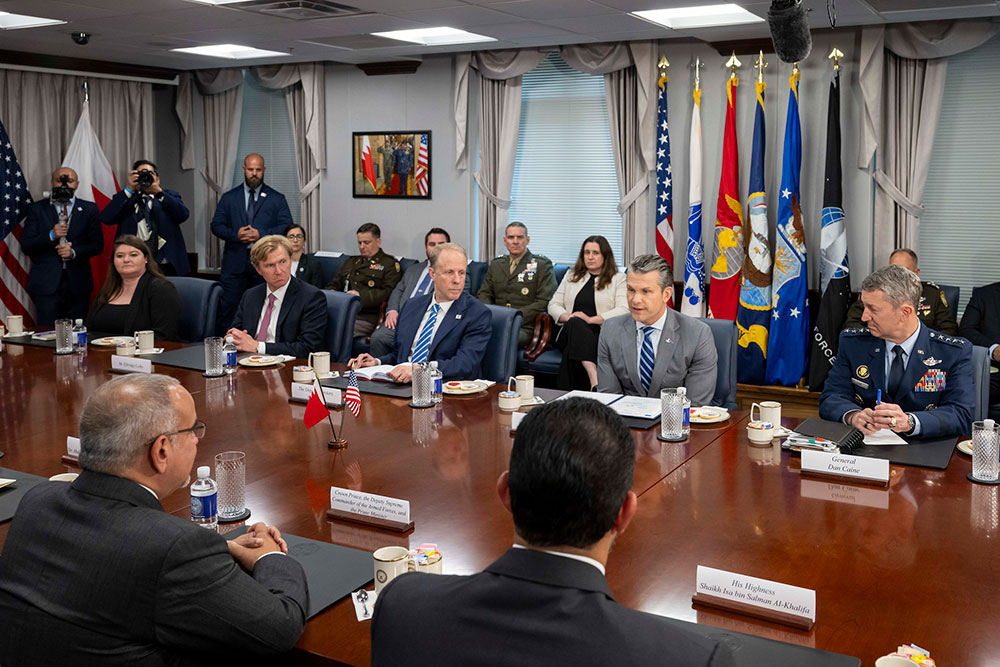 Defense Secretary Pete Hegseth holds a meeting with Bahrain Crown Prince, Prime Minister and Deputy Supreme Commander of the Armed Forces Salman bin Hamad Al Khalifa at the Pentagon, July 17, 2025. © Air Force Staff Sgt. Madelyn Keech
