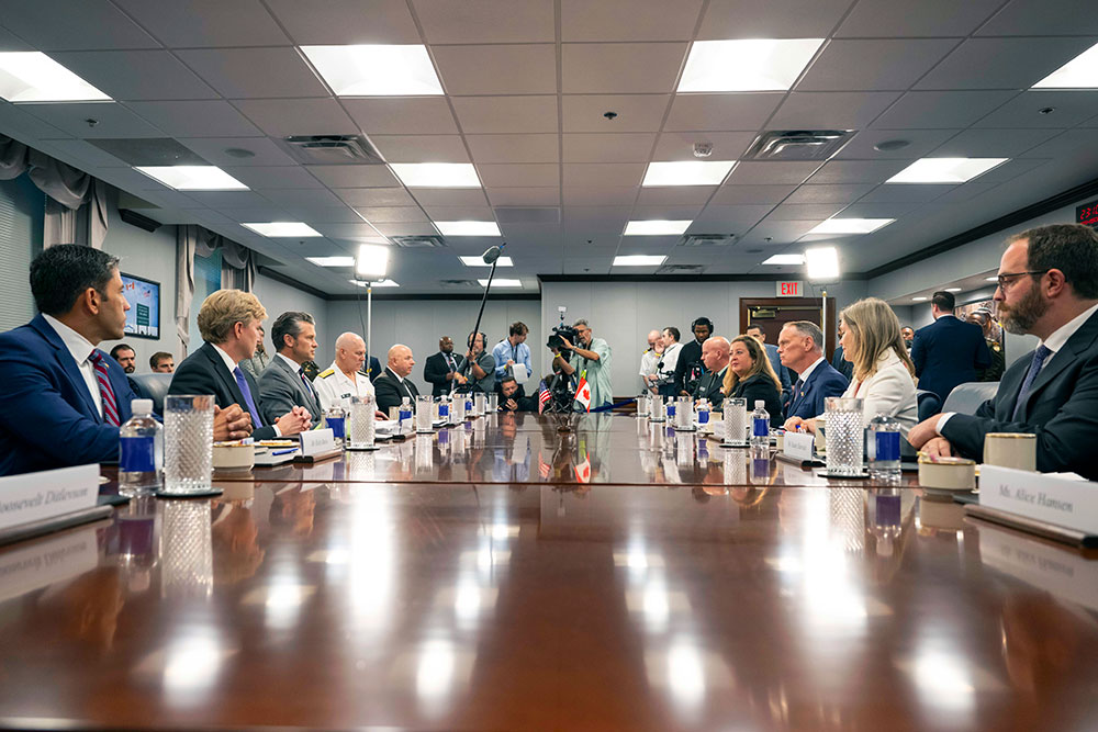 Secretary of War Pete Hegseth hosts a bilateral exchange with Canada's National Defense Minister David McGuinty at the Pentagon, Sept. 22, 2025. © Air Force Staff Sgt. Madelyn Keech, DOW